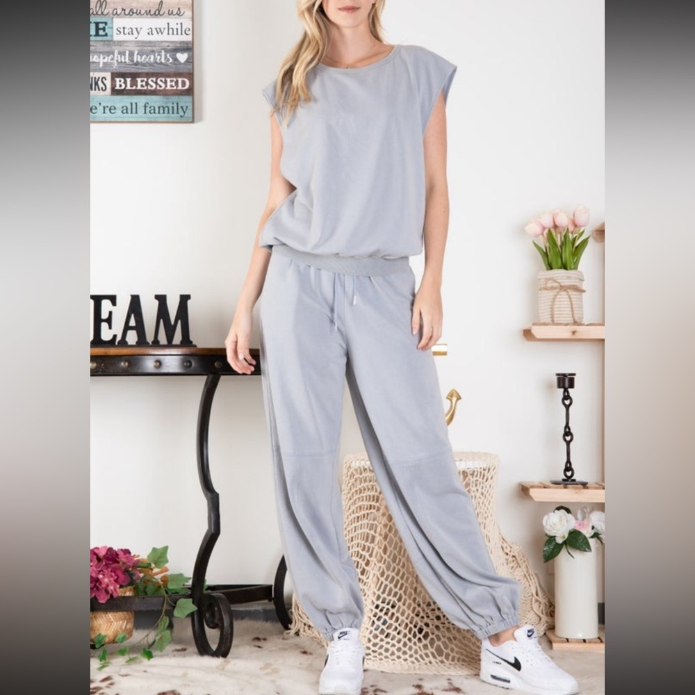NWOT BLUE VELVET JOGGER SET IN SIZE SMALL